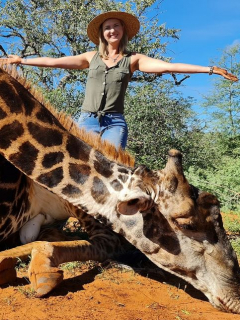 Merelize Van Der Merwe, cazadora sudafricana de 32 años, mató a una jirafa en Sudáfrica y posó orgullosa en redes con el corazón del animal.