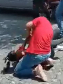 Dos mujeres, trabajadoras de una marca de telefonía móvil, protagonizaron una bochornosa pelea en Santa Marta por 20.000 pesos.