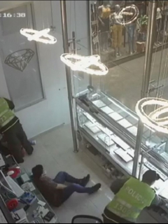 Momento en que los ladrones, con uniformes de la Policía, roban joyería en Barranquilla