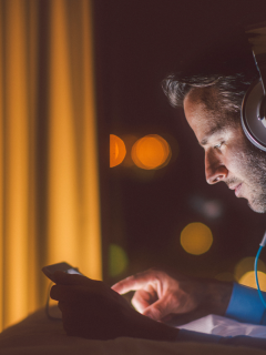 Foto de hombre con un dispositivo móvil ilustra nota sobre aplicaciones para convertir audio a texto