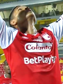 Santa Fe vence a Chicó en Liga Betplay y llega a 27 fechas de invicto de local. Imagen de Jorge Ramos, autor del segundo gol