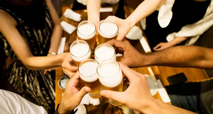 Imagen de personas brindando con cerveza ilustra nota sobre propuesta de pilito que se hará para reabrir bares en Bogotá