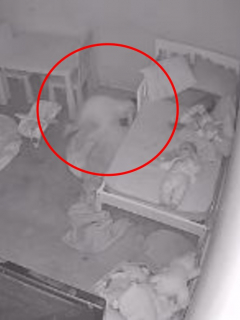 Captura de pantalla de video donde una niña, supuestamente, es arrastrada por un fantasma debajo de la cama
