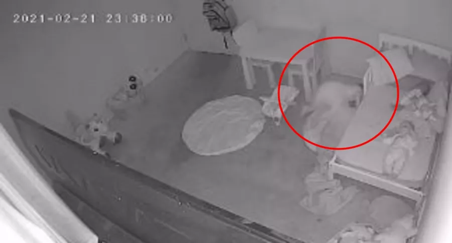 Captura de pantalla de video donde una niña, supuestamente, es arrastrada por un fantasma debajo de la cama