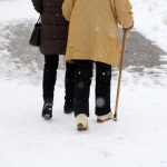 Enérgica anciana de 90 años caminó 10 km en la nieve para vacunarse contra la COVID-19