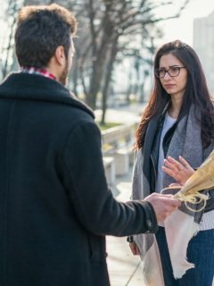 Mujer rechaza a hombre que le está entregando flores, ilustra nota de joven despechado envenenó a 3 adolescentes porque una de ellas lo rechazó