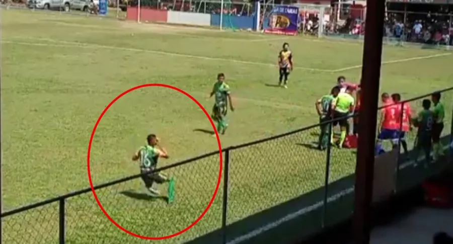 Captura de pantalla de joven futbolista que intentó engañar al árbitro y simuló pedrada con cáscara de naranja