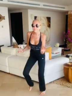Laura Bozzo, bailando Cali Pachanguero, icónica canción de salsa.