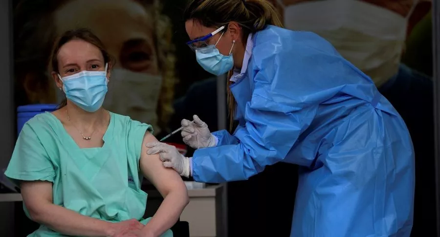 Mujer colombiana siendo vacunada