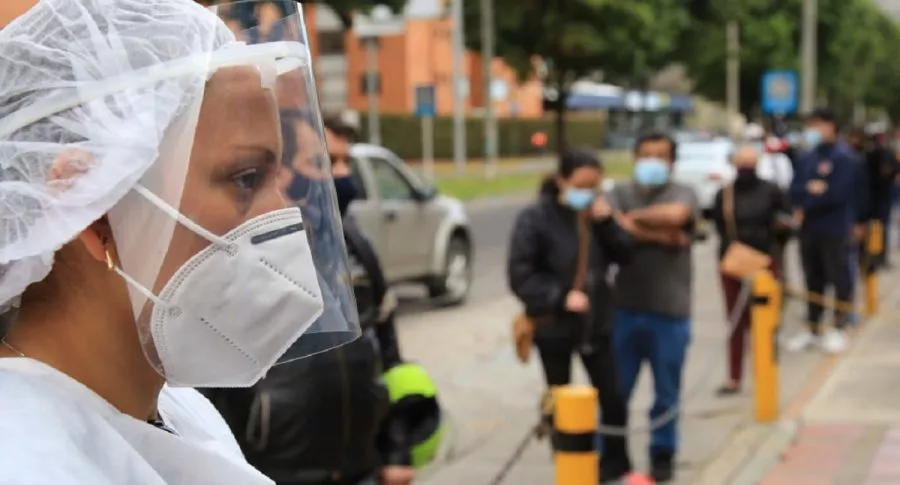 Se mantienen las medidas de distanciamiento y bioseguridad por la pandemia de COVID-19 en Colombia.