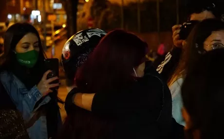 Al lugar llegó la esposa de uno de los asesinados durante las protestas del 9 de septiembre. Se fundió en un abrazo con los manifestantes / Juanita Agudelo - Pulzo. 
