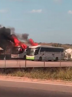 Imagen del momento en que los buses arden en llamas, en La Guajira, incendio que habría provocado un exempleado del Cerrejón