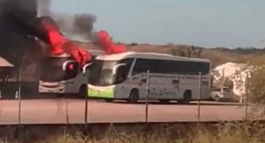 Imagen del momento en que los buses arden en llamas, en La Guajira, incendio que habría provocado un exempleado del Cerrejón