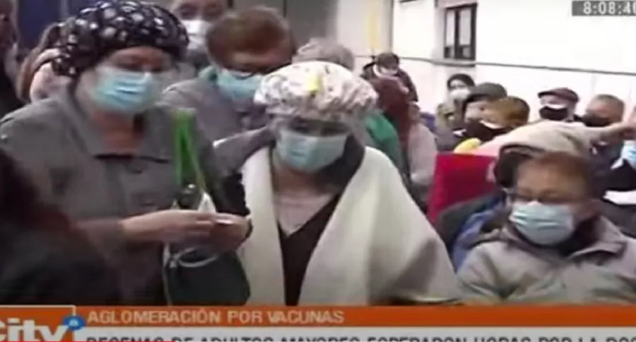 Adultos mayores esperando vacuna en hospital de Suba (Bogotá) que se demoró horas en atenderlos