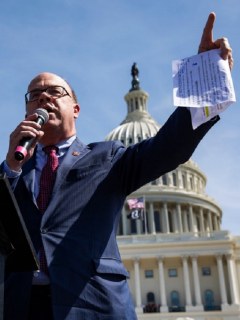 El representante Jim McGovern criticó la actitud del gobierno Duque respecto a las denuncias y sugerencias respecto a Colombia, y pidió que Biden las tenga en cuenta.
