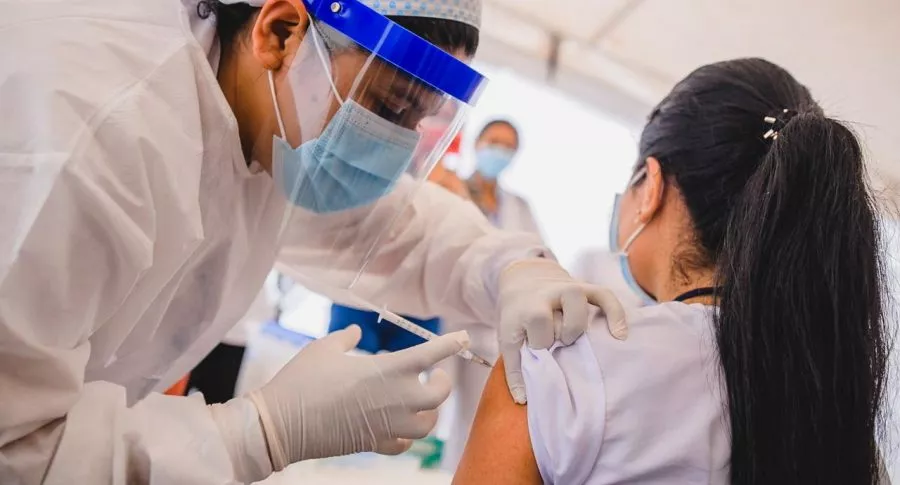 Foto de vacunación en Colombia ilustra nota sobre suspensión de 