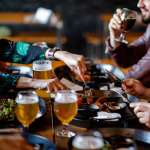Restaurantes podrán vender licor, y dan luces a bares y discotecas para reapertura