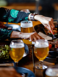 Grupo de personas comiendo y bebiendo ilustra nota sobre permiso a restaurantes para vender licor