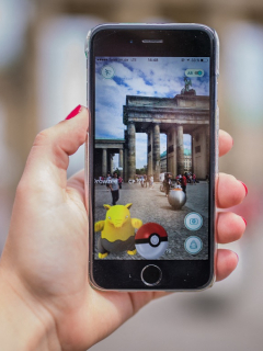 Imagen de celular con videojuego de Pokemón ilustra artículo Los monstruos japoneses Pokemón cumplen 25 años