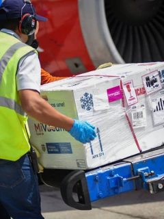 Vacunas contra COVID-19 ilustran nota de dosis que no llegaron a Medellín ni Barranquilla