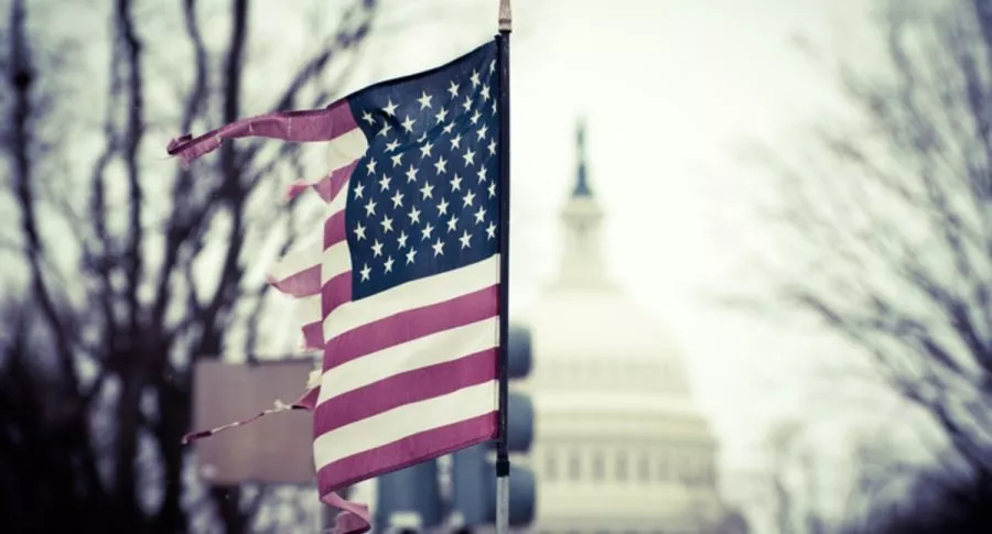 Bandera de Estados Unidos quemada y de fondo del Capitolio de Washington, ilustran nota de Alertan sobre plan de volar Capitolio y matar a congresistas de Estados Unidos