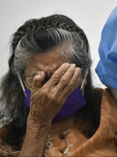 Anciana vacunándose contra COVID-19 en Cali ilustra nota de aglomeraciones que se presentaron en Bogotá por multitud de adultos mayores