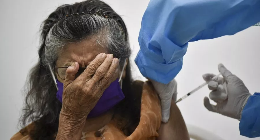 Anciana vacunándose contra COVID-19 en Cali ilustra nota de aglomeraciones que se presentaron en Bogotá por multitud de adultos mayores 