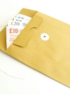 Sobre con libras esterlinas, ilustra nota de desconocido que regala dinero entre sobres a sus vecinos sin motivo alguno