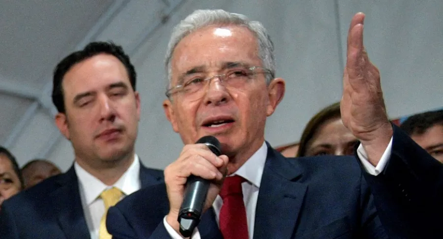 Imagen del expresidente Álvaro Uribe ilustra artículo Preguntan a Álvaro Uribe que habría hecho si Tomás apareciera en fosa común