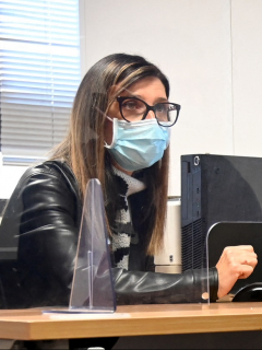 Imagen de mujer en escritorio ilustra artículo mujeres fueron las más golpeadas por el desempleo en enero de 2021