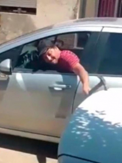 Capturas de pantalla de desaforado hombre en Argentina que rompe a martillazos el carro de su ex después de agredirla a ella