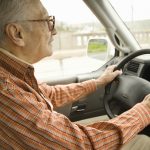 Anciano multado por exceso de velocidad; iba tarde para recibir vacuna contra COVID-19