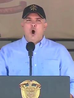 Iván Duque gritándole Ajúa a un pelotón de militares