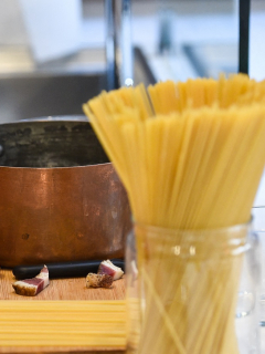 Imagen de espaguetis ilustra artículo Receta de EE.UU. de pasta a la carbonara con tomate tiene rojos a los chefs italianos