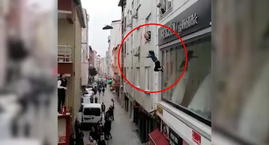 Captura de pantalla de video viral de mujer que lanza a sus 4 hijos de un cuarto piso para salvarlos de incendio