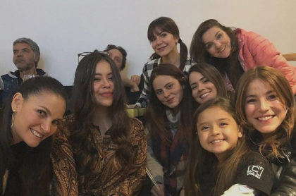 Juliana Galvis, Juliette Pardau y otras actrices de 'Pa' quererte' en foto que ilustra nota sobre regreso de Lola a la novela.