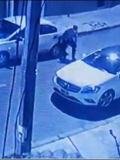 Imagen de cuando el delincuente baja para abrir el carro y robar, en Chapinero