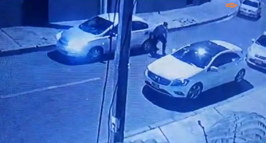Imagen de cuando el delincuente baja para abrir el carro y robar, en Chapinero