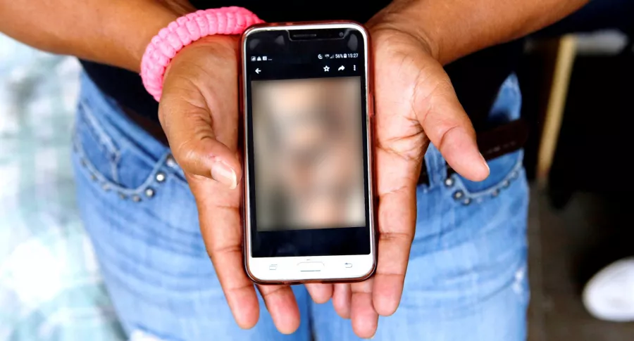 A joven le roban el celular y le piden $ 80.000 para no publicar sus desnudos. Imagen de referencia-