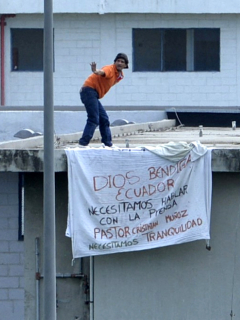 Prisionero de una de las cárceles de Ecuador en donde se dieron los desmanes.