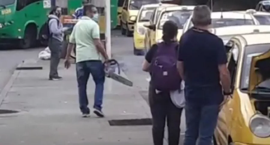 Momento en que el taxista enciende la motosierra en vía pública de El Poblado, en Medellín