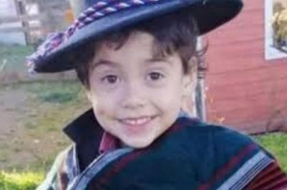 Tomás Bravo, niño de 3 años, fue encontrado muerto en una zanja cerca del río Caripilun, ubicado en Lebu (Chile).  Su tío es el principal sospechoso.