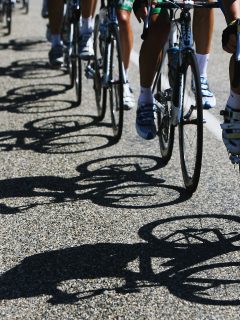 Foto de ciclistas ilustra nota sobre UAE Tour: caída de Brandon Rivera y Adam Yates en la carrera