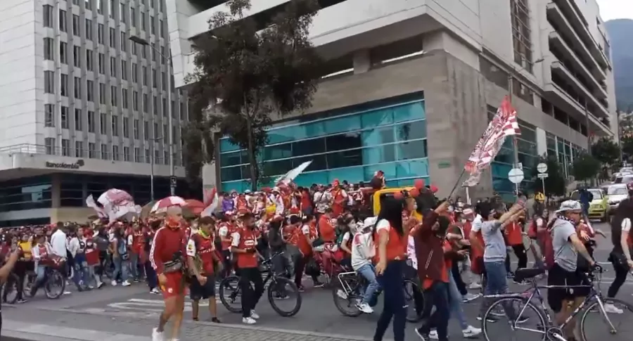 Hinchas de Santa Fe marchan por Bogotá sin tapabocas y en aglomeraciones.