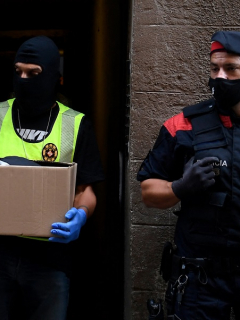 Imagen de miembros de los los Mossos d'Esquadra ilustra artículo Policía registra oficinas del FC Barcelona, por caso ‘Barçagate’