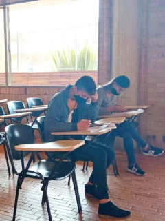 Estudiantes de colegio distrital de Bogotá ilustran nota sobre nuevas instituciones públicas que retoman clases presenciales en la capital