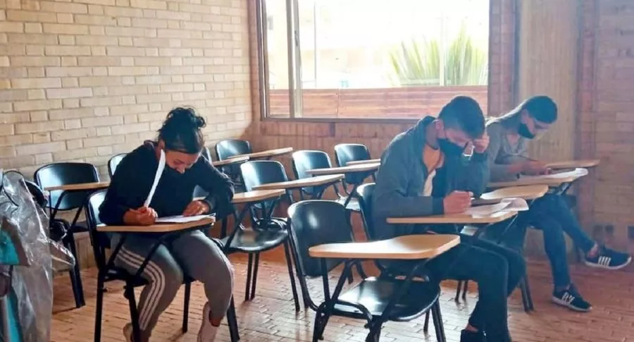 Estudiantes de colegio distrital de Bogotá ilustran nota sobre nuevas instituciones públicas que retoman clases presenciales en la capital