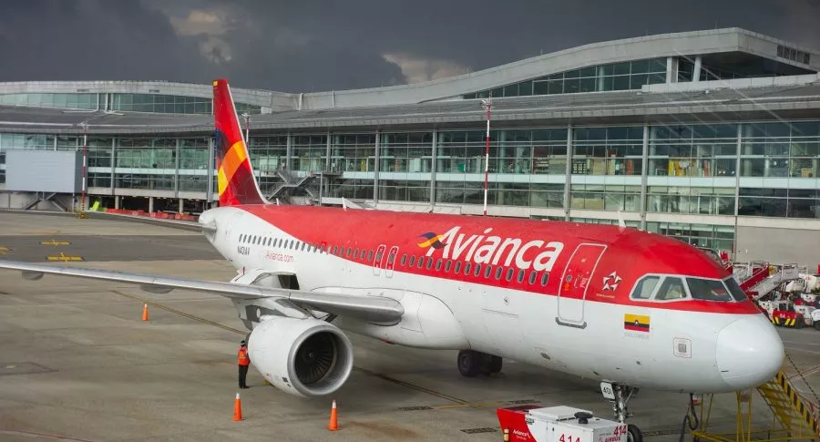 Avión de Avianca en el aeropuerto El Dorado ilustra nota sobre rutas que la aerolínea suspendió desde Colombia 
