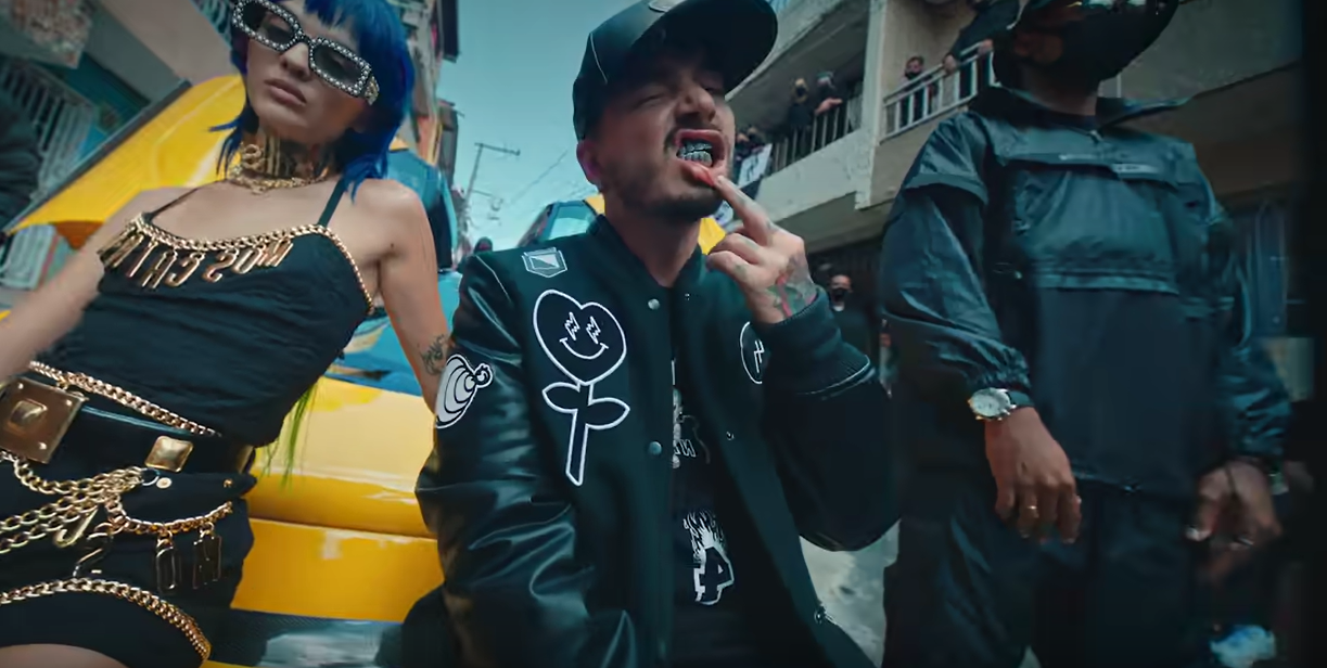 J Balvin tiene la camisa vaquera más cara del mundo, y la firman