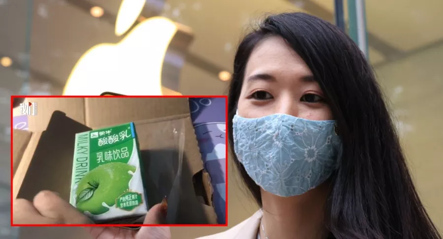 Mujer con iPhone 12 en tienda de Apple, ilustra nota de mujer que compró iPhone 12 y recibió un yogurt de manzana, en China
